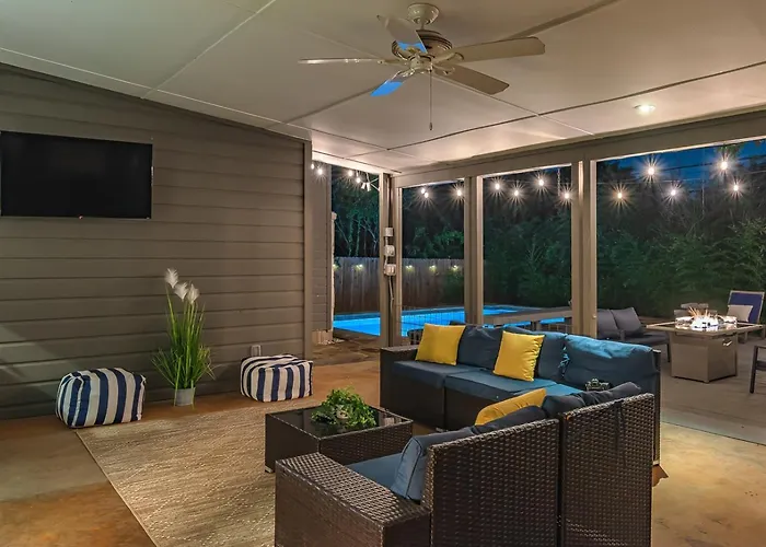 Serene Pool & Firepit In Stunning Home By Airport