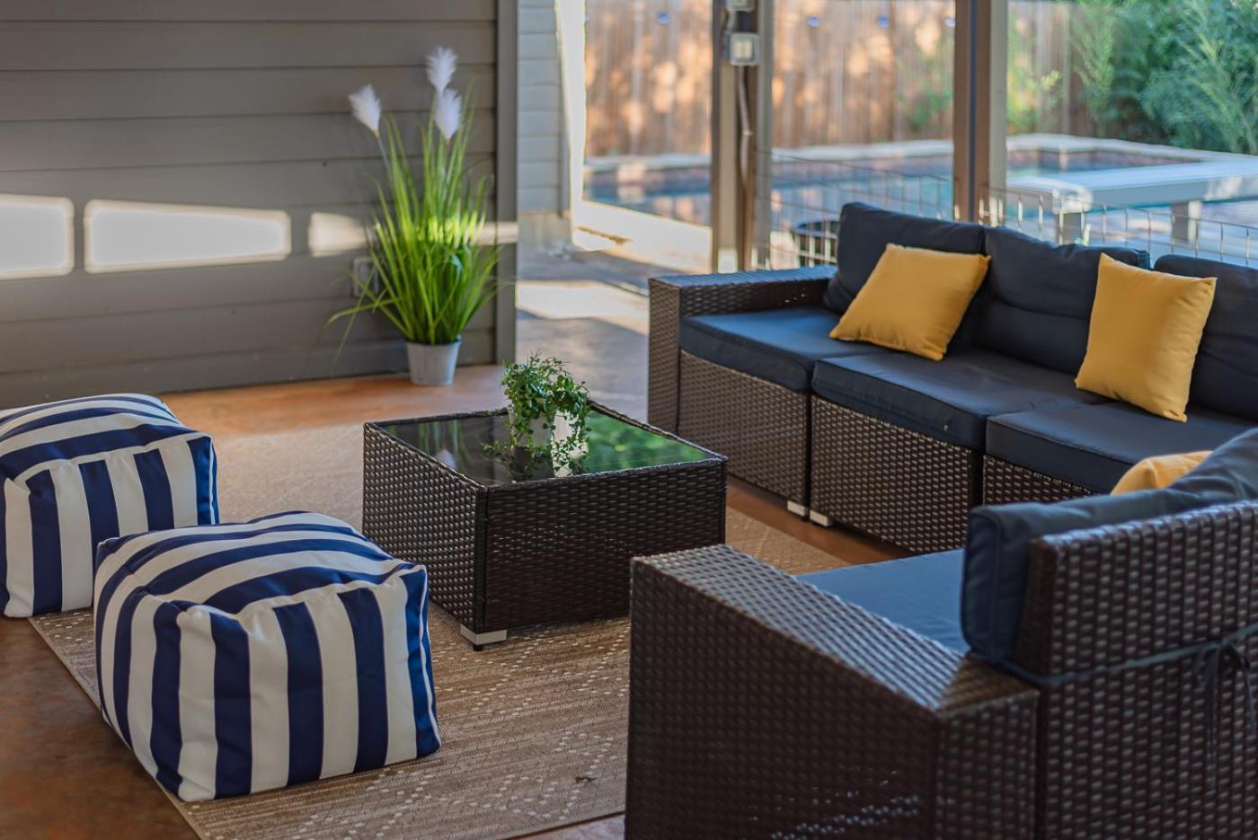 Serene Pool & Firepit In Stunning By Airport Hébergement de vacances *