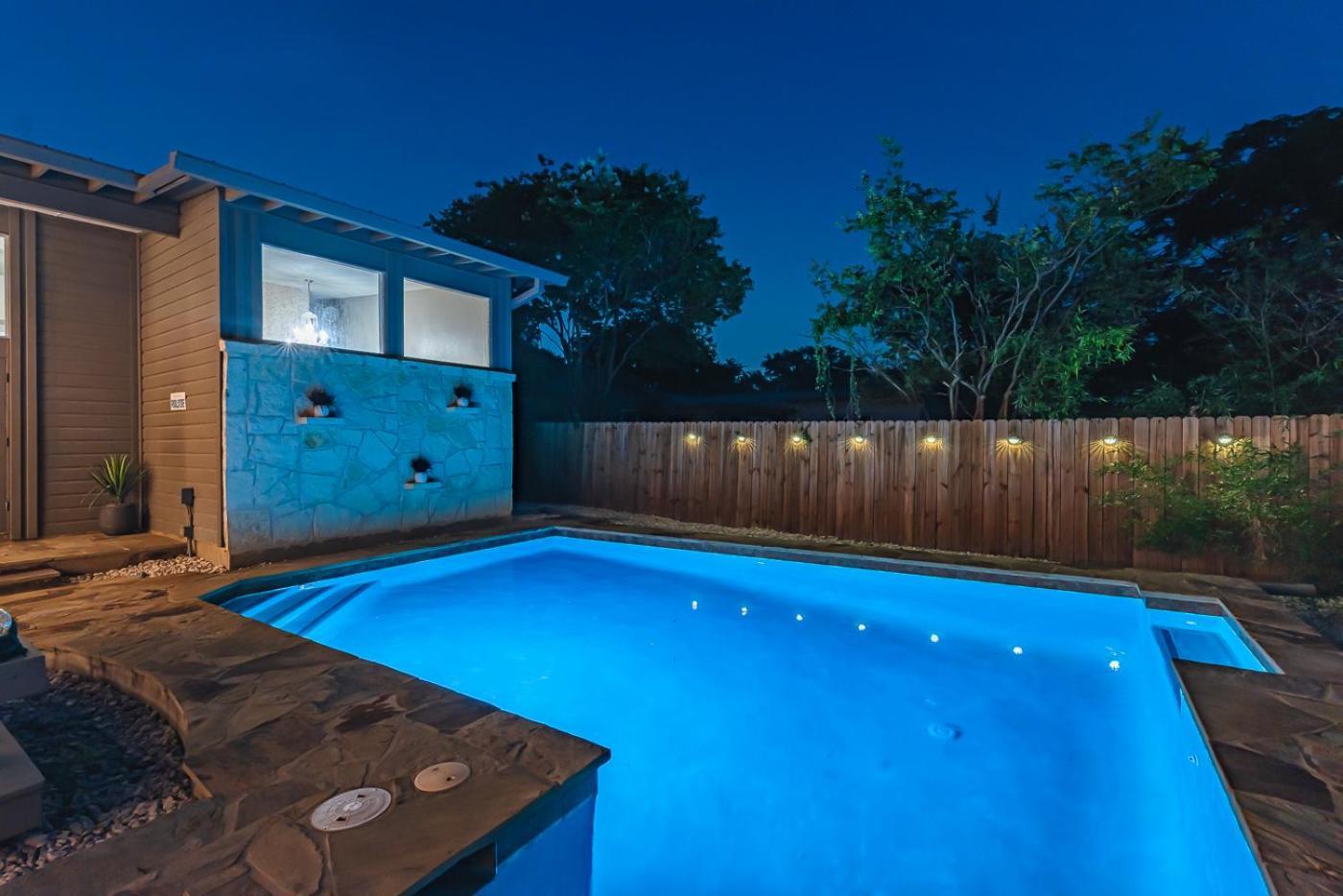 Serene Pool & Firepit In Stunning By Airport Hébergement de vacances *