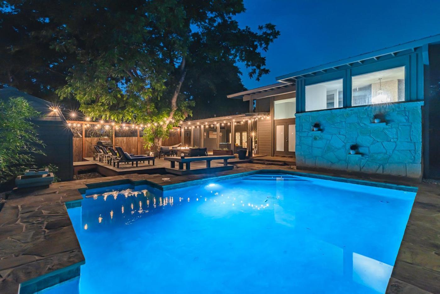Serene Pool & Firepit In Stunning By Airport Hébergement de vacances