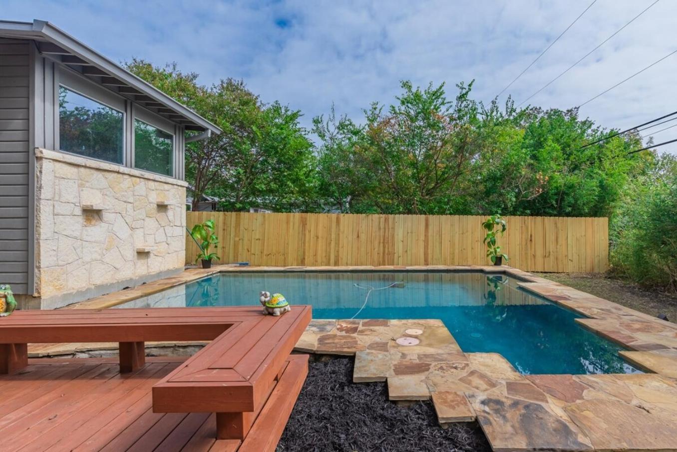 Serene Pool & Firepit In Stunning By Airport Hébergement de vacances